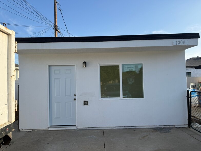 Building Photo - 1204 S Spruce St