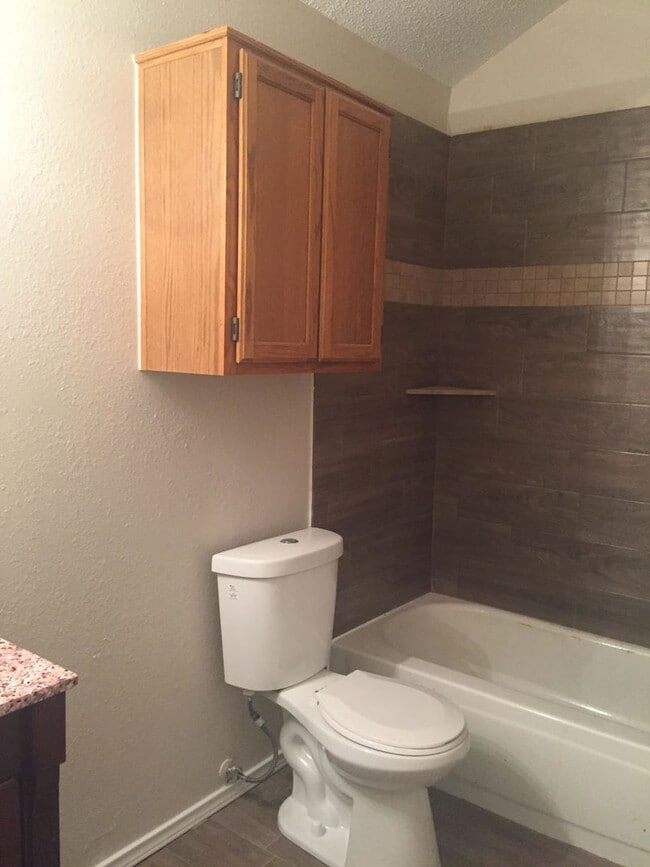 Building Photo - Spacious 3 Bedroom 2 Bath Half of Duplex A...