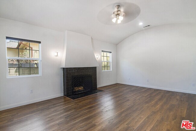 Building Photo - 328 S Sycamore Ave