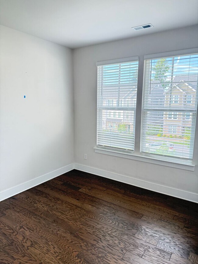 Building Photo - Spacious Modern End-Unit Davidson Townhome - Lake Davidson Access