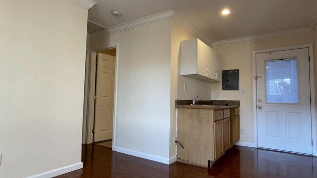 Building Photo - 960 Branham Ln