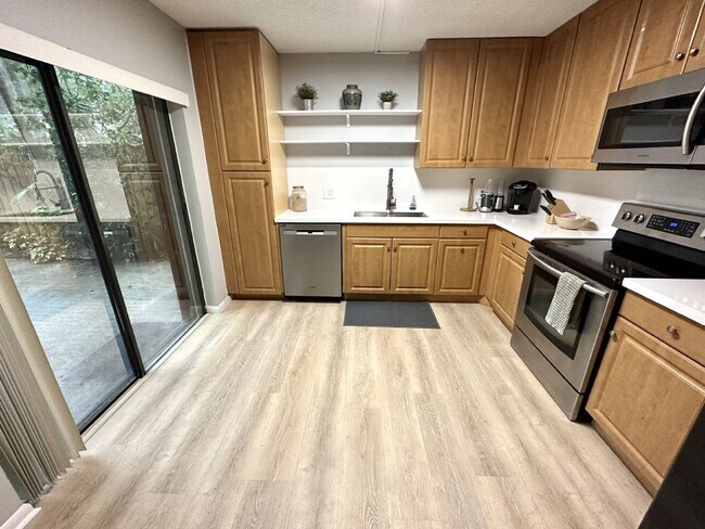 Building Photo - 2BR/2.5BA Townhome in the Heart of Palm Beach Gardens