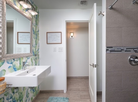 Building Photo - 2039 E 8th St