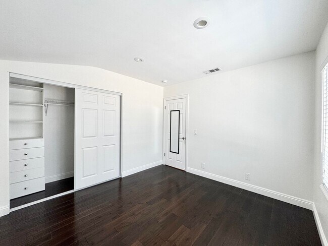 Building Photo - Beautiful 4 Bedroom 3.5 Bathroom Home in t...