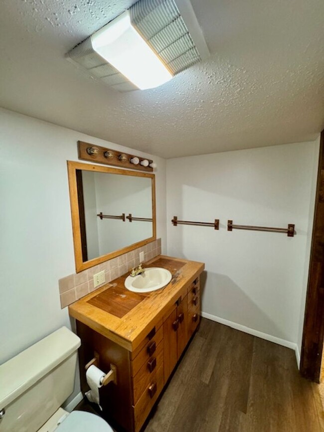 Building Photo - 4 Bedroom, 2.5 Bathroom Townhouse, Close t...