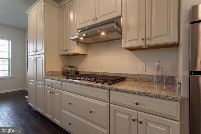 Building Photo - 121 Locks Farm Ln