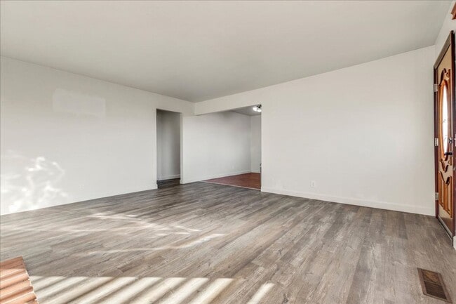 Building Photo - Upper Seaside 3 Bedroom / 1.5 Bath