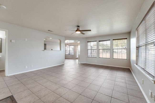 Building Photo - Charming & Spacious 3/2.5 in Mesa Creek JU...