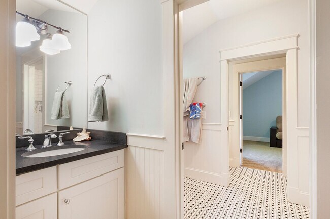 Building Photo - Beautiful 4/4 Plus Office, 4 Blocks From E...