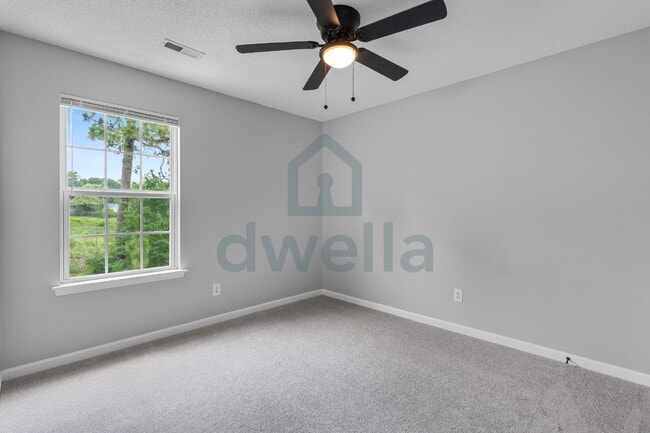 Building Photo - "Charming 3-Bedroom Retreat with 2.5 Baths...
