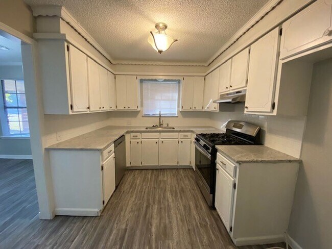 Building Photo - 4 Bed, 2 Bath Corner Lot in Broken Arrow!