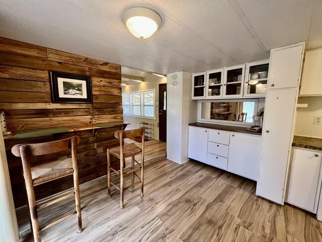 Building Photo - 27 Mandalay Dr