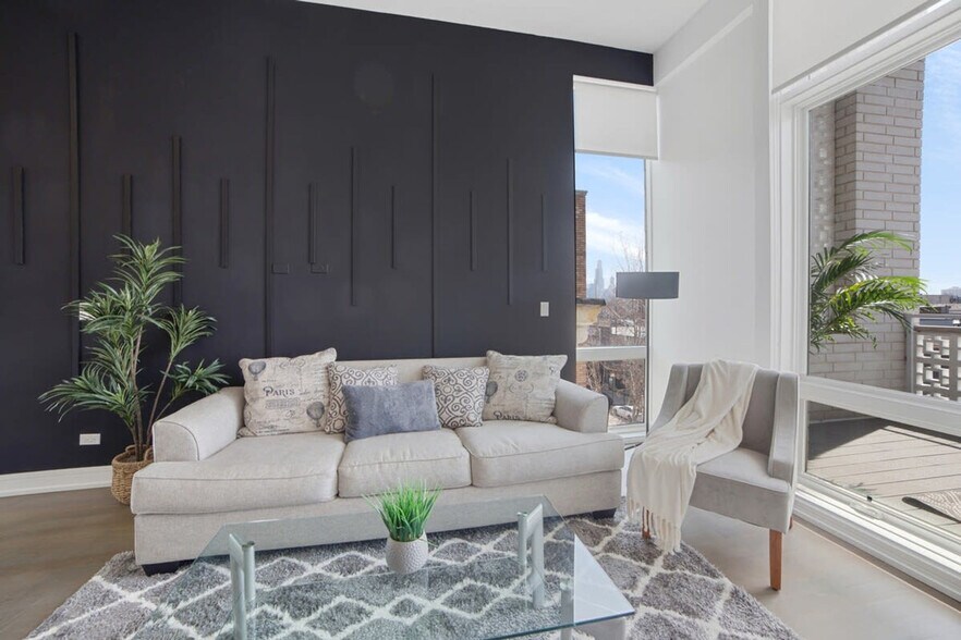 Building Photo - 2048 W Chicago Ave