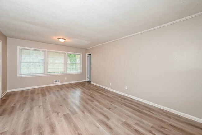 Building Photo - 3135 Robin Rd