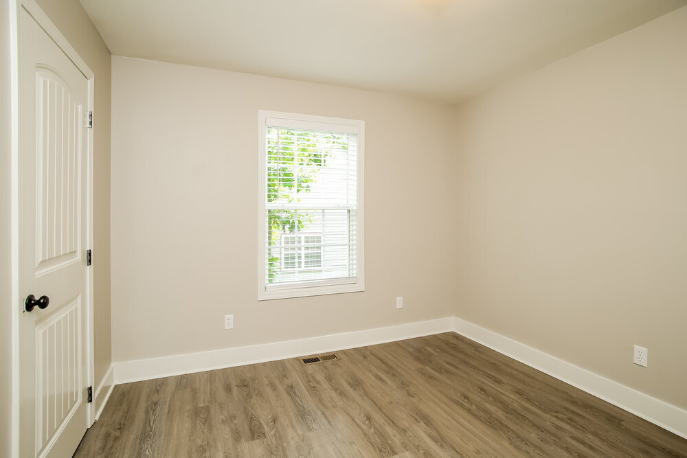 Building Photo - 305 Talon Dr SE