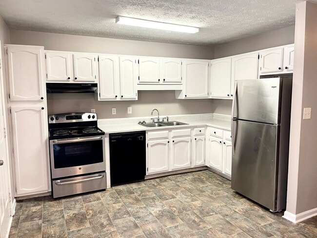 Building Photo - Welcome to this charming 2-bedroom, 2-bath...