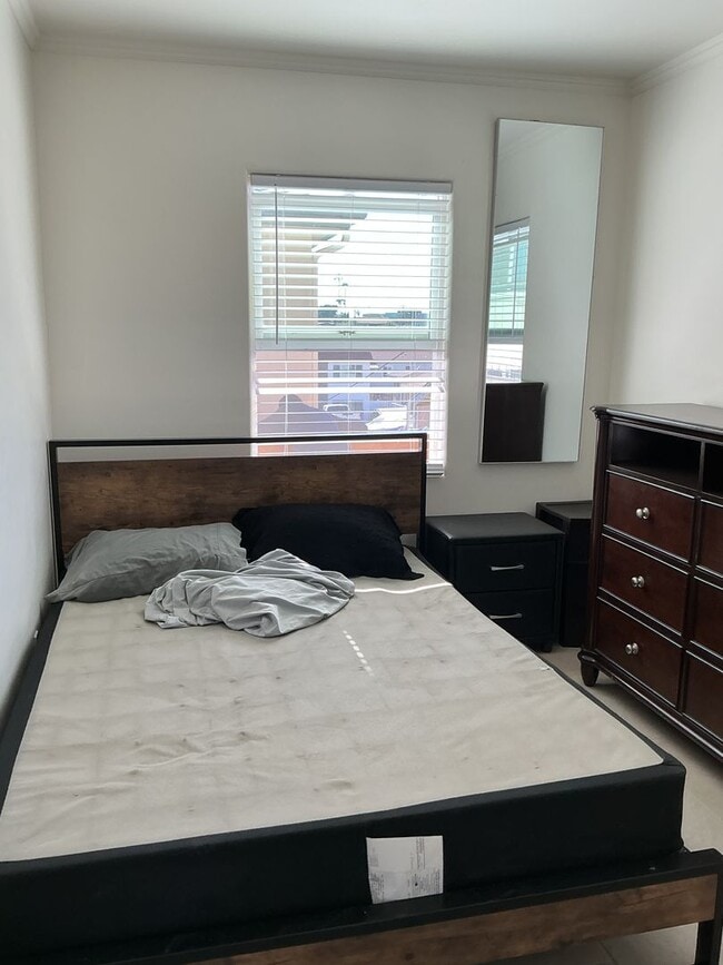 Building Photo - 1 bedroom 1 bath unit on 2nd level