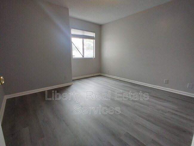 Building Photo - 910 Brett Dr