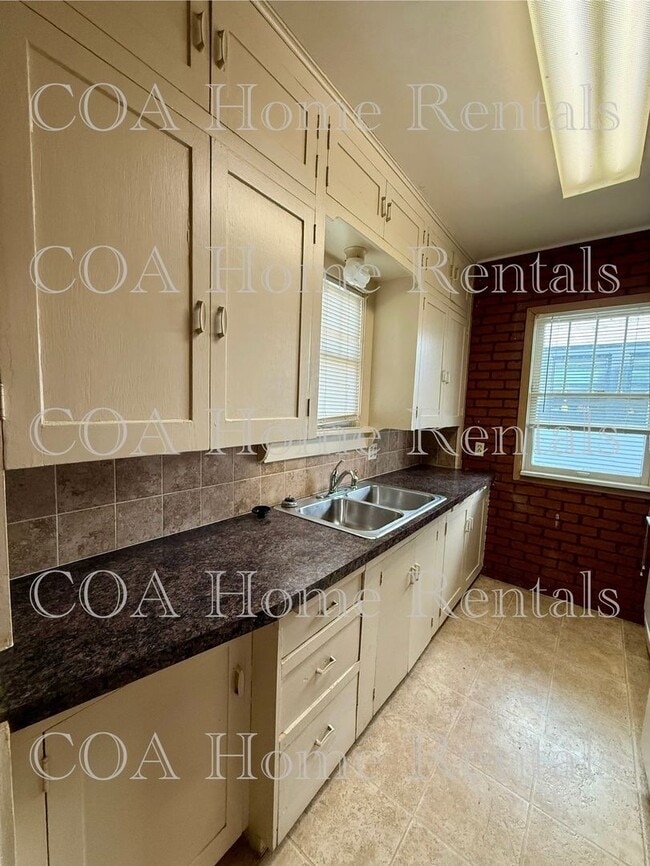 Building Photo - College Hill Duplex