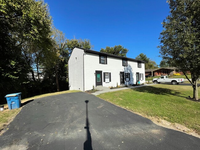 Building Photo - 17-21 Seminole Drive Tri-Plex