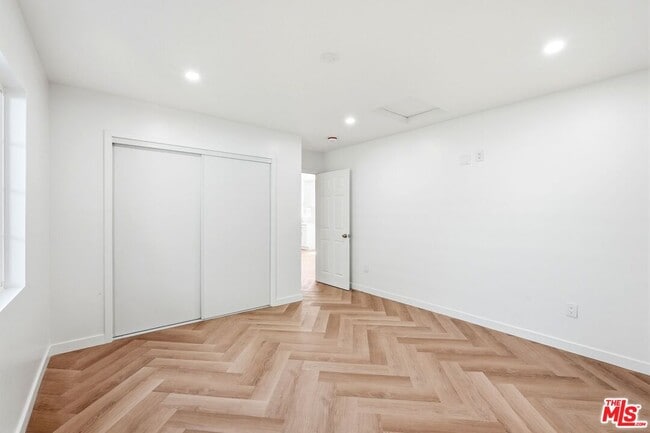 Building Photo - 11445 Delano St