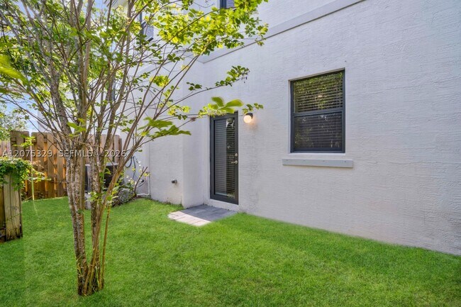 Building Photo - 1636 SW 29th St