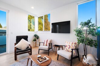 Building Photo - 4510 1st Ave NE