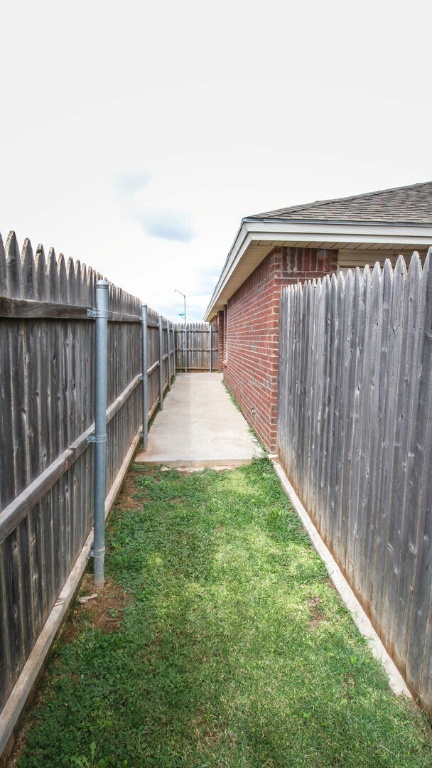 Building Photo - 517 N Brentwood Ave