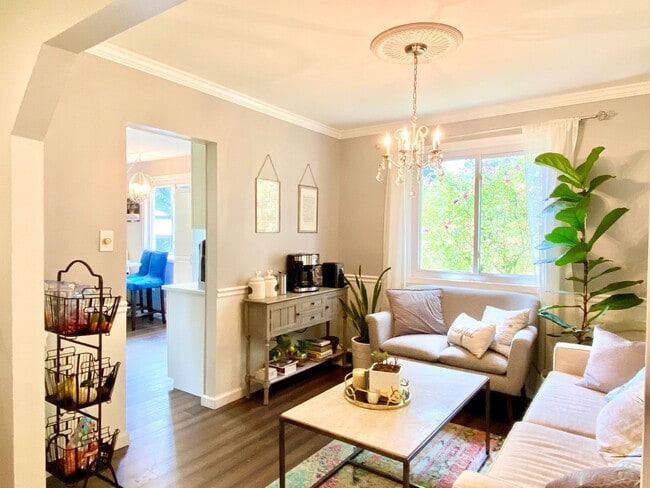 Building Photo - Amazing 4 Bedroom 2 Bathroom! Large Lot!  ...