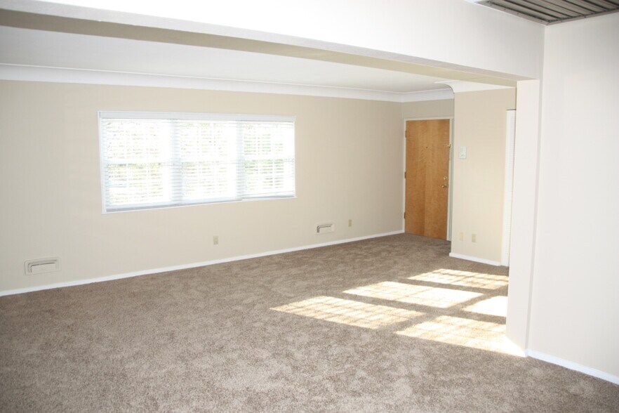 Building Photo - 2142 Collinway St