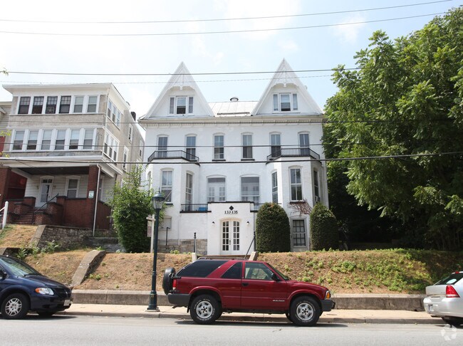 Building Photo - (104) 133-135 Summit Ave