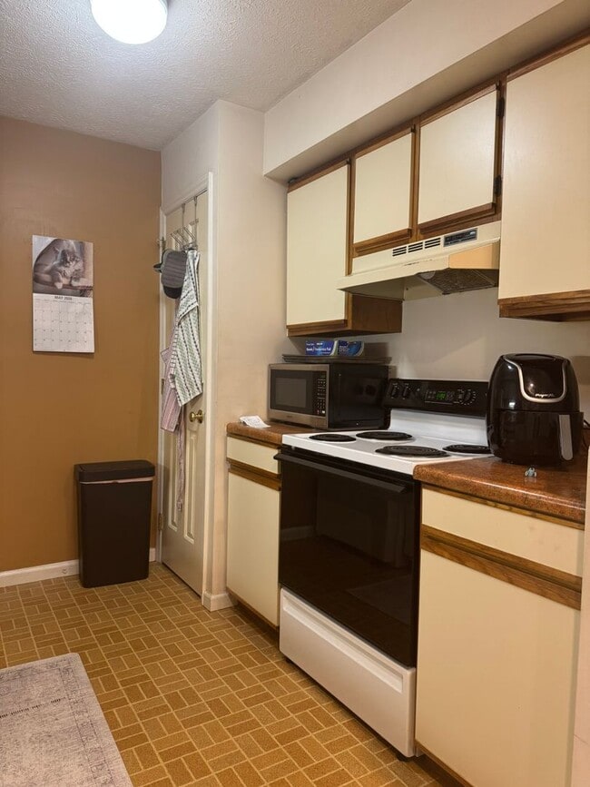 Building Photo - Two Bedroom Two Bath Condo Close To Newtown