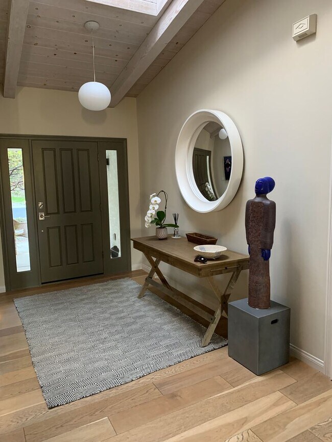 Building Photo - Beautiful Home in Gated Community