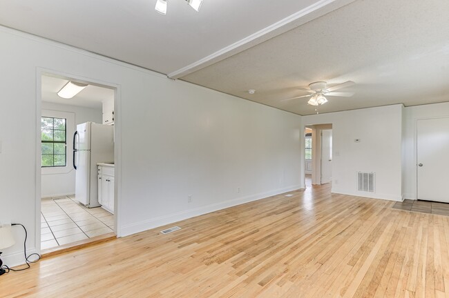 Building Photo - 2446 Young Dr
