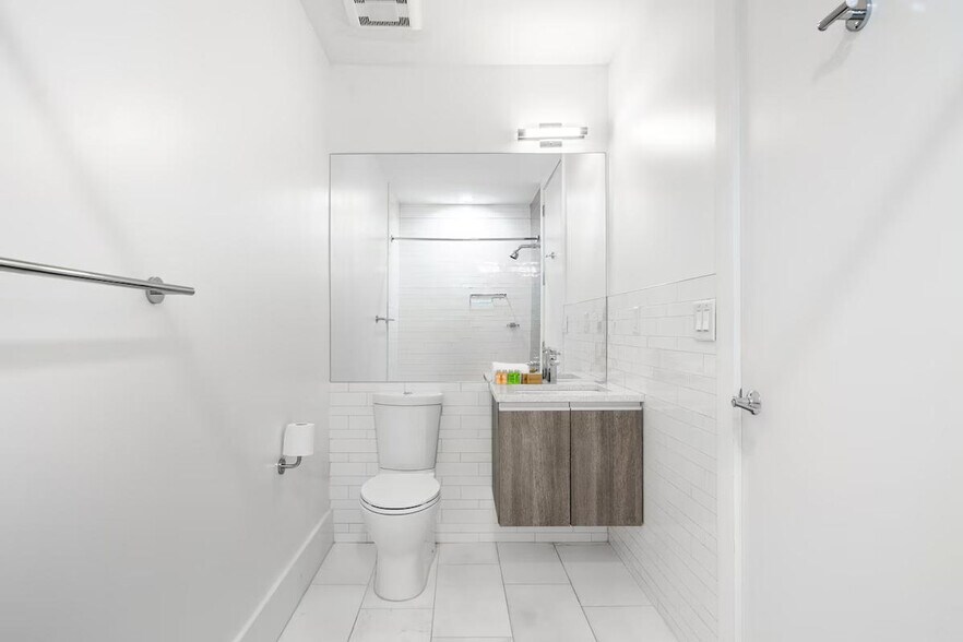 Building Photo - 1414 Grand St