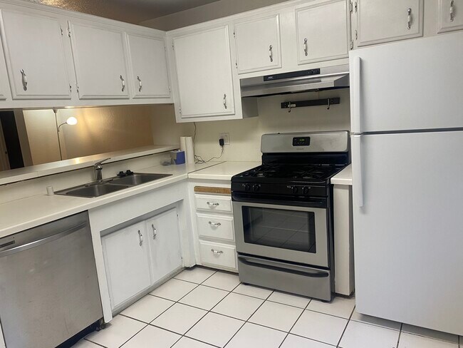 Building Photo - 715 Huntley Dr