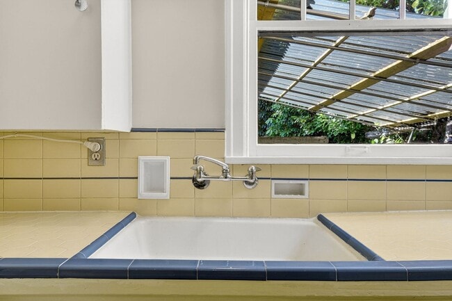 Building Photo - 713 SE 27th Ave