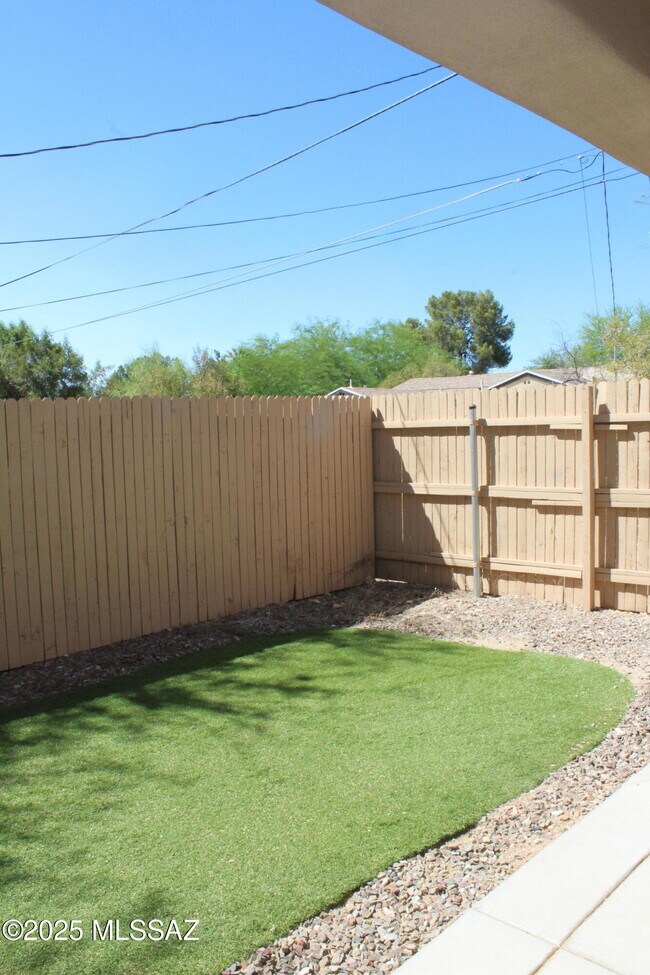 Building Photo - 2635 N Fremont Ave