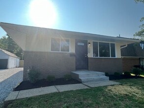 Building Photo - Renovated Spacious 4 Bedroom Home Available for Pre-Lease!