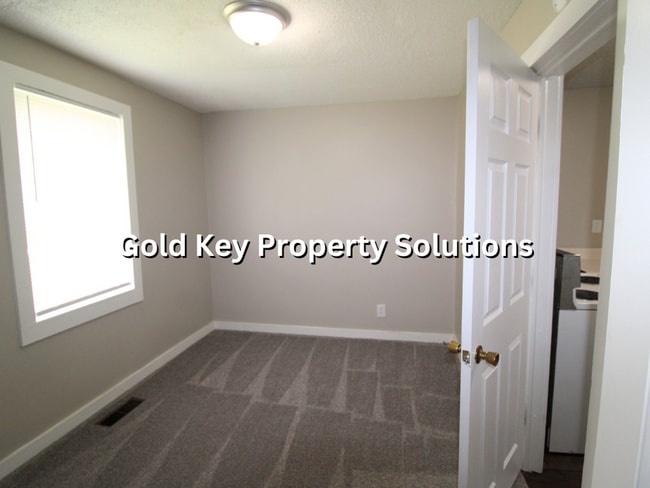 Building Photo - 3 Bed 1 Bath Home For Rent W/ Fenced Yard