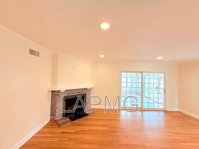 Building Photo - 16457 Gledhill St