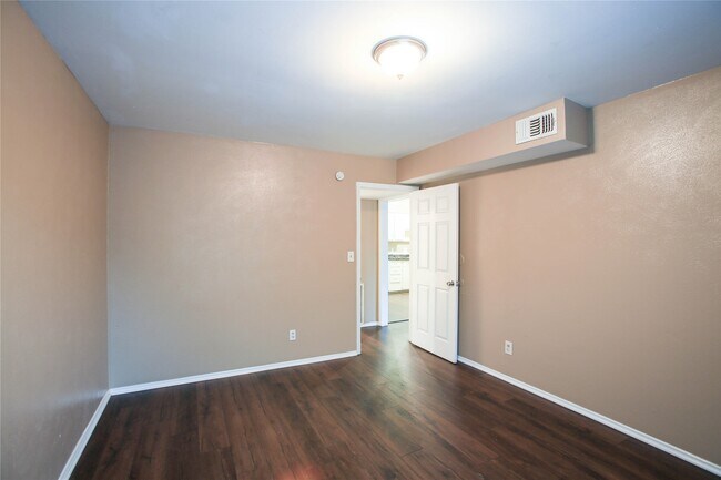 Building Photo - 9406 Grannis St