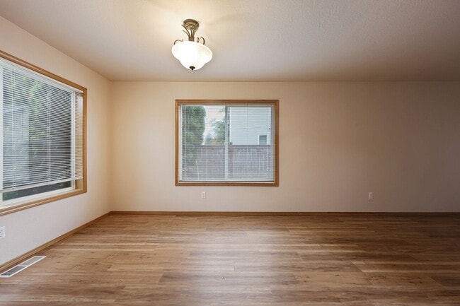 Building Photo - Move in ready now! 4 bedrooms in Lacey - North Thurston School district.