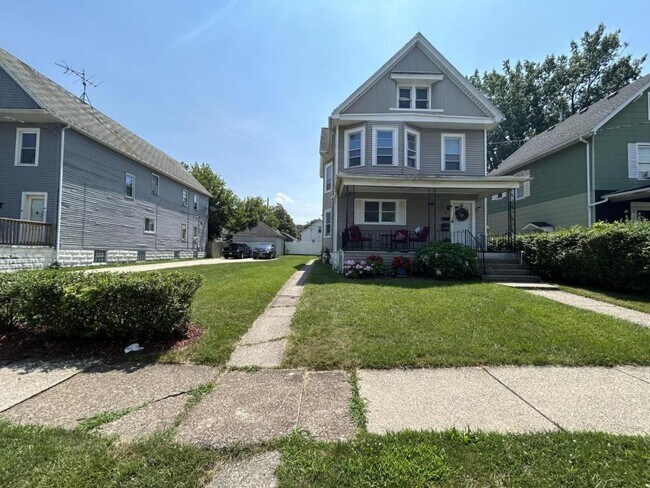 Building Photo - 81 Mariemont Ave