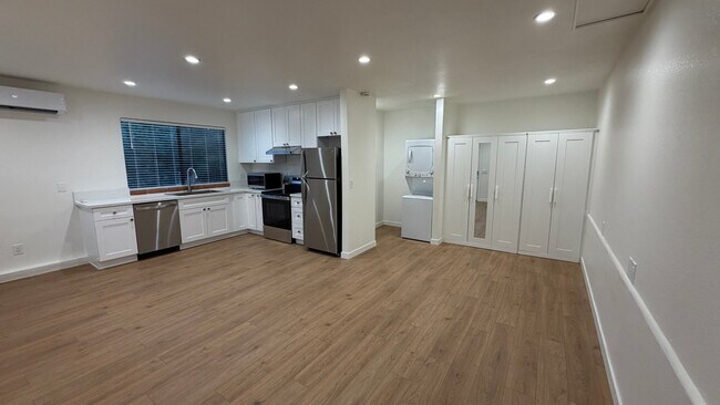 Building Photo - 1527 Calavo Rd