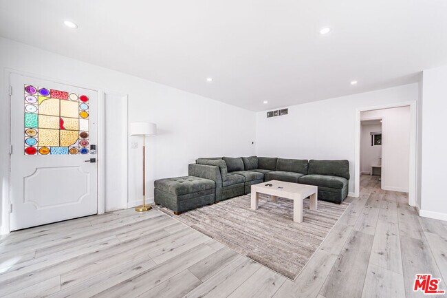 Building Photo - 722 Lincoln Blvd