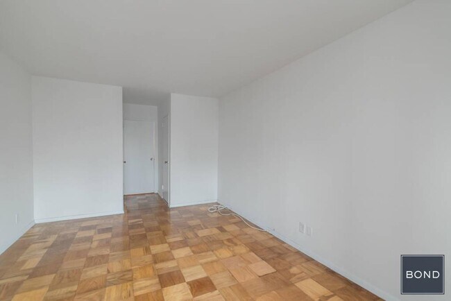 Building Photo - 400 E 89th St