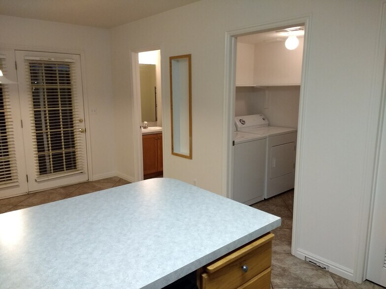 Building Photo - 260 W 1395 S