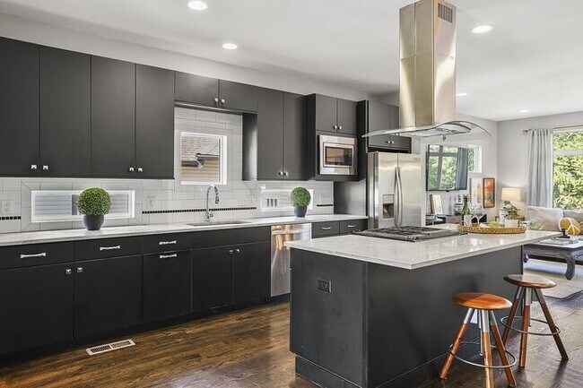 Building Photo - Completely furnished 4BR/2.5BA with fully ...