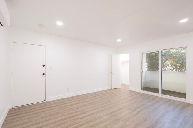 Building Photo - Newly Remodeled Top Floor 1 Bed / 1 Bath Apartment in Prime West Hollywood